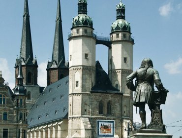 Händeldenkmal und Marktkirche © Stadt Halle